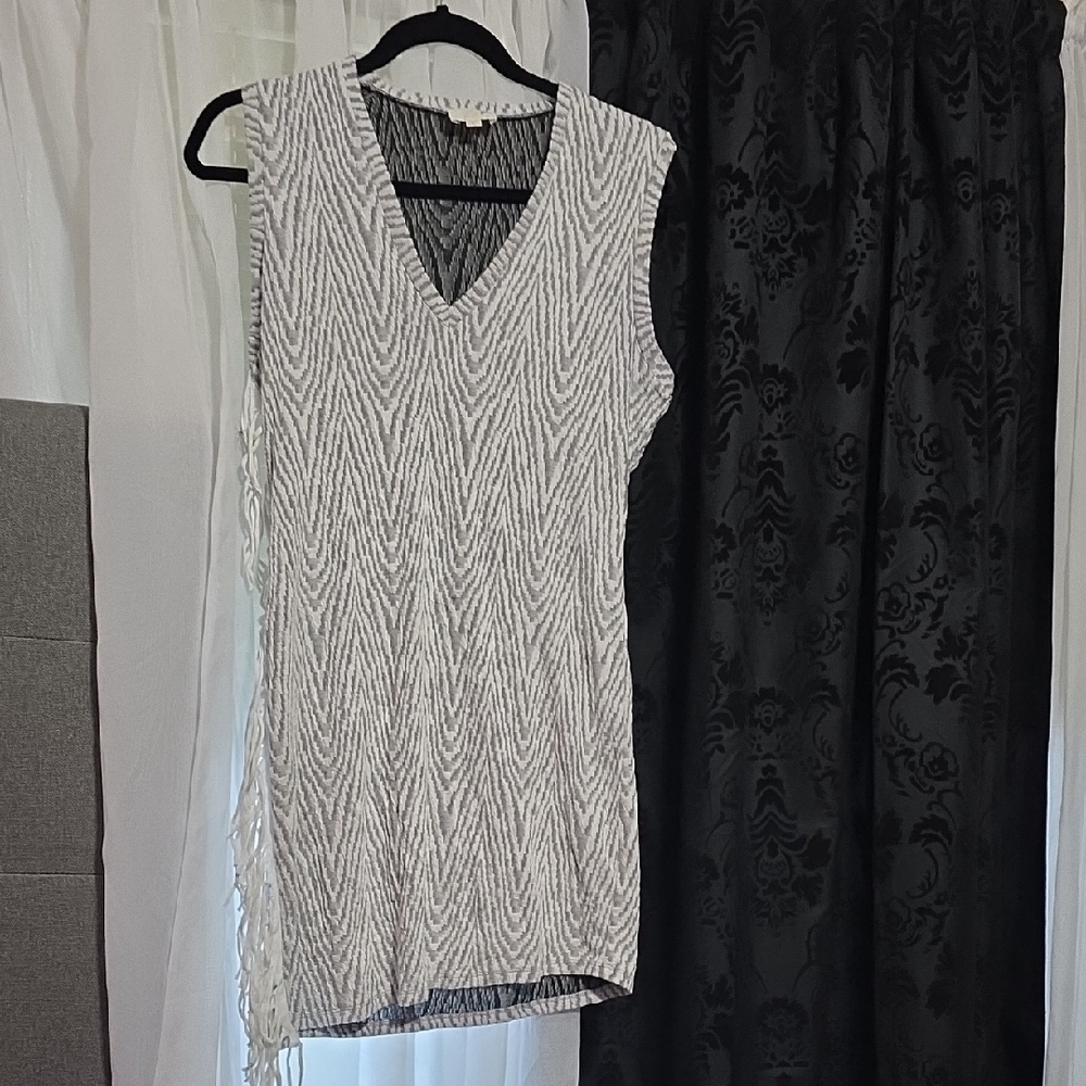 Sleeveless V-Neck Patterned Top